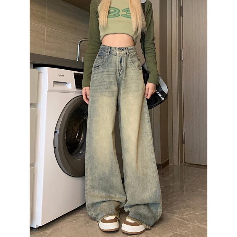 streetwear-style-wide-leg-jeans-women-back-view